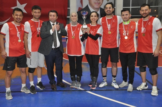 Bulanık ‘ta ‘Kurumlar Arası Voleybol Turnuvası’ sona erdi